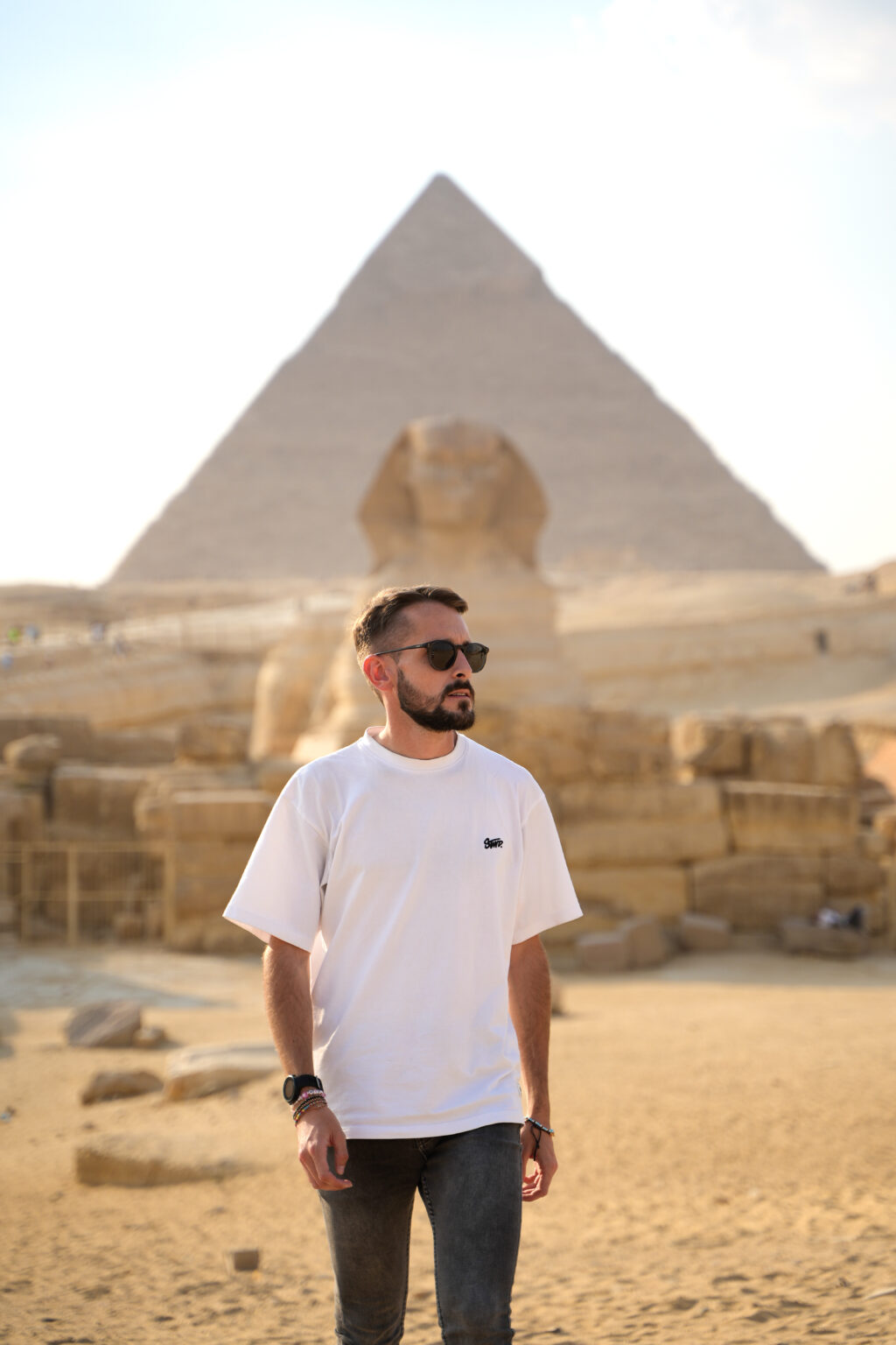 Pirámides de Giza con Viajero Extranjero