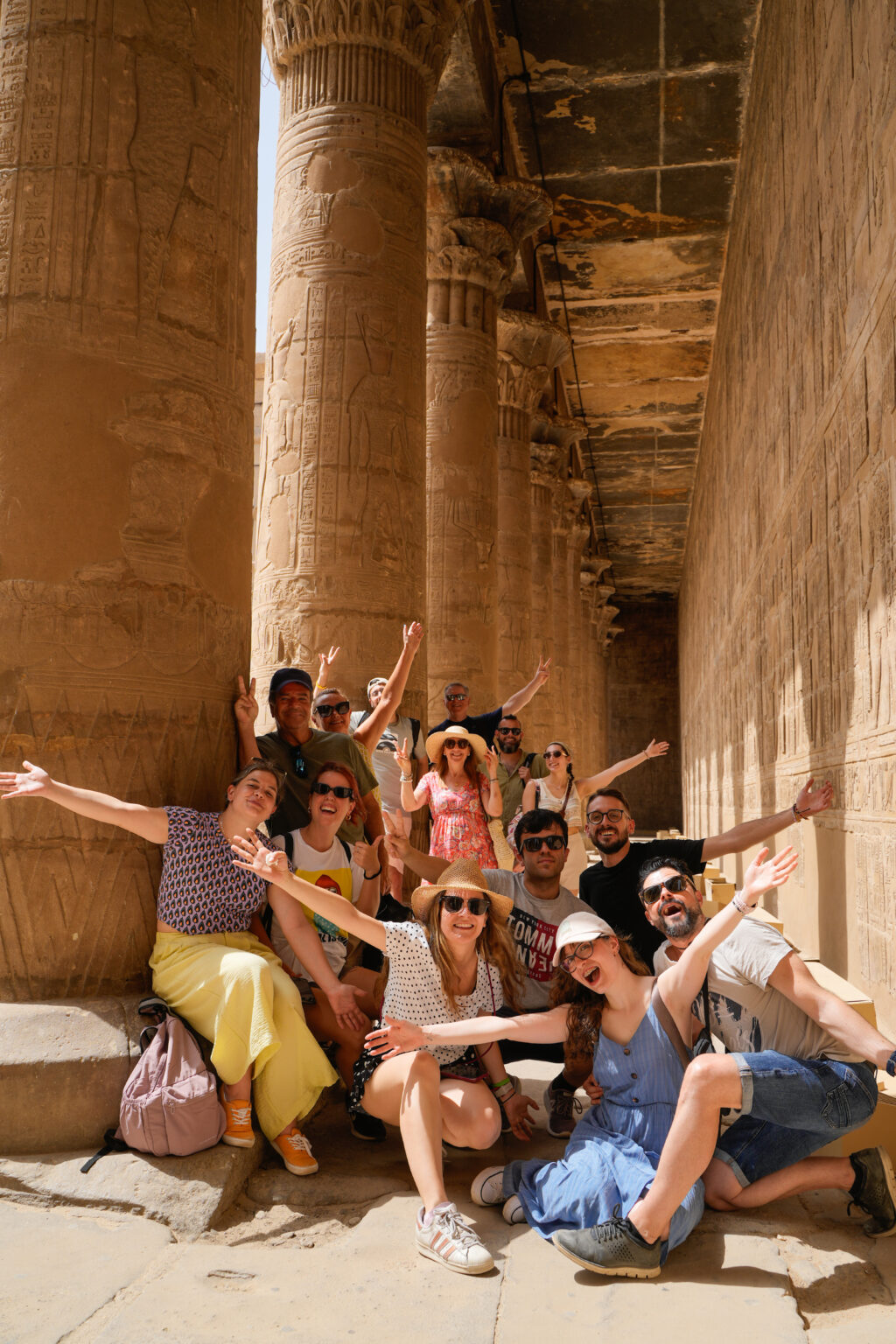 Templo de Edfu con Viajero Extranjero