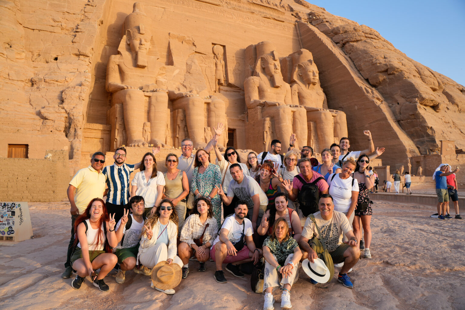 Templo de Abu Simbel con Viajero Extranjero
